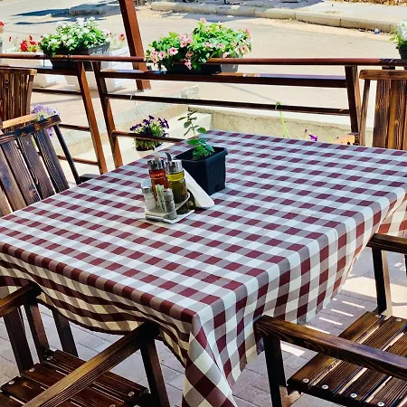 Qendra Bed & Breakfast 3*
